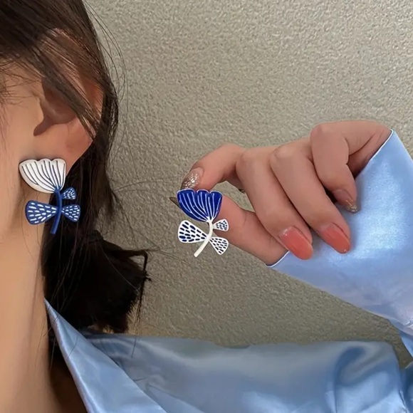 Blue & White Floral Earrings - Picture 2 of 3